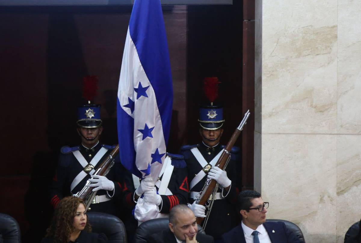 Congreso Nacional regresa el color azul marino a la Bandera Nacional