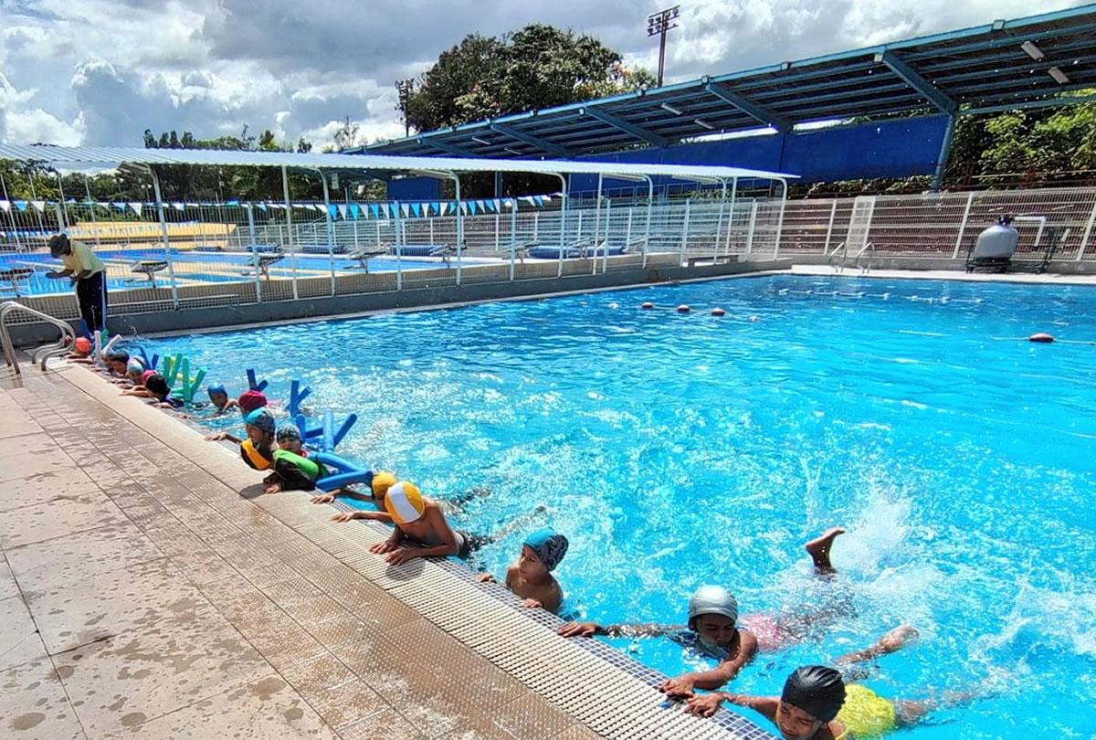 En el complejo deportivo José Simón Azcona se imparten clases de natación de manera gratuita de lunes a viernes.