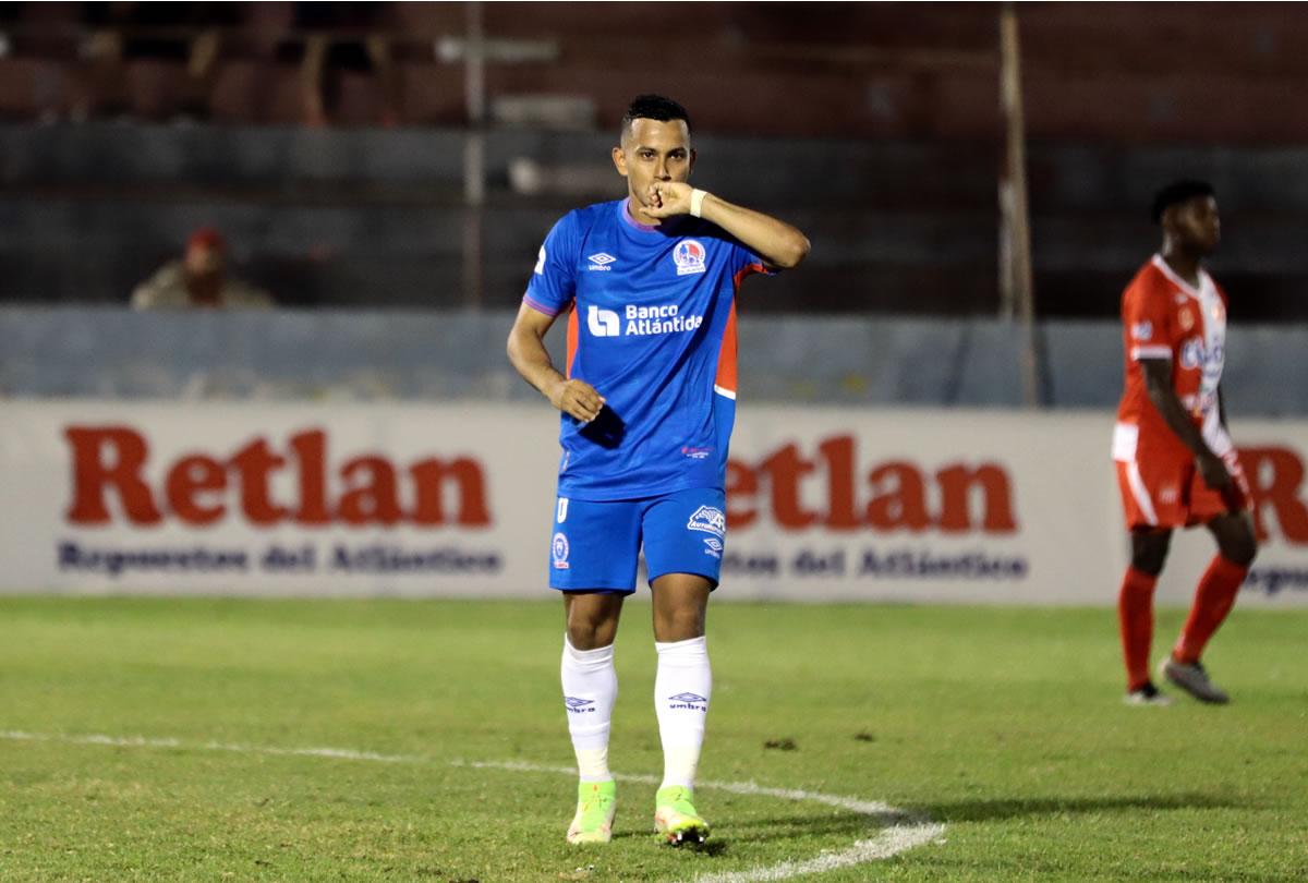 Edwin Rodríguez celebrando su gol para el 0-1 del Olimpia contra el Vida.
