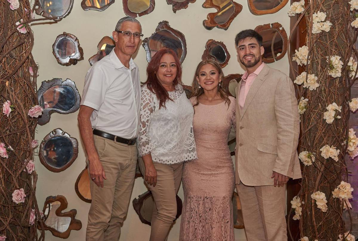 Manuel López e Isabella López se comprometen en un solemne y romántico acto