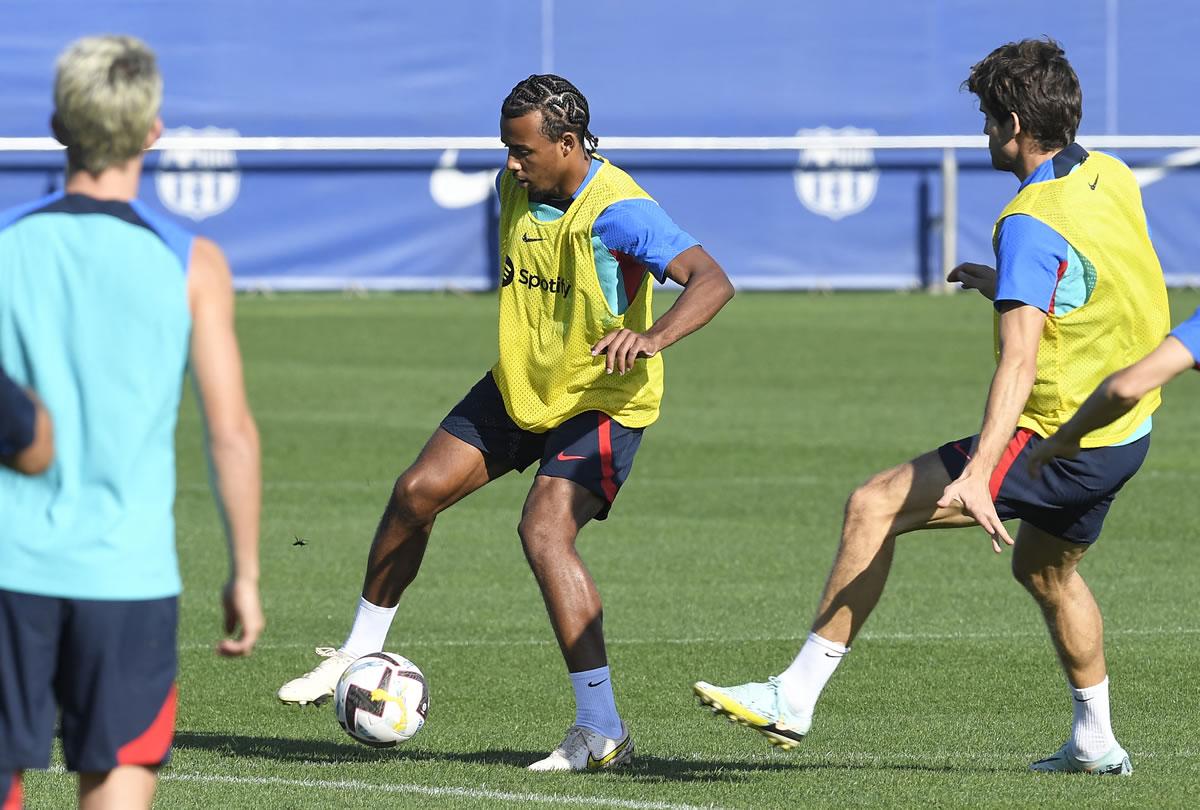 Jules Koundé se ha recuperado a tiempo para el partido y es la gran novedad de la convocatoria del Barcelona