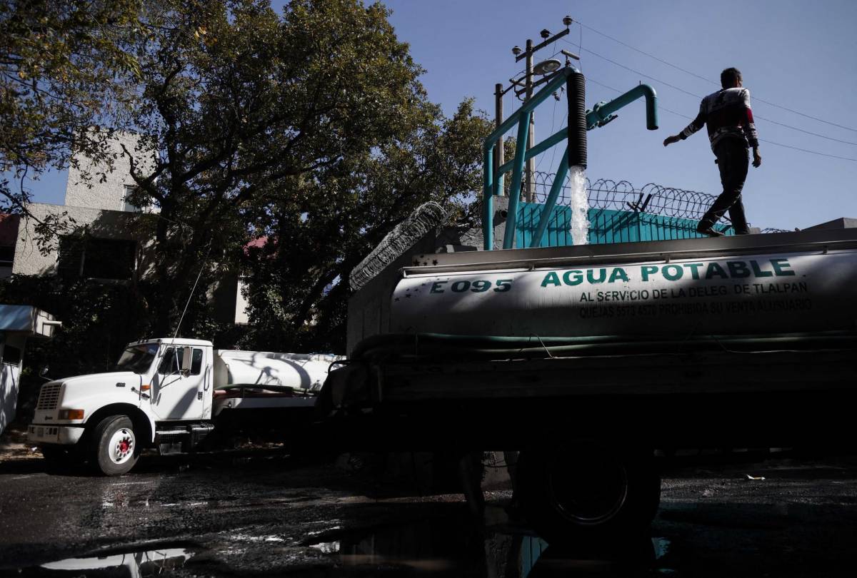Los cortes de agua tienen hastiados a los residentes de la capital mexicana.