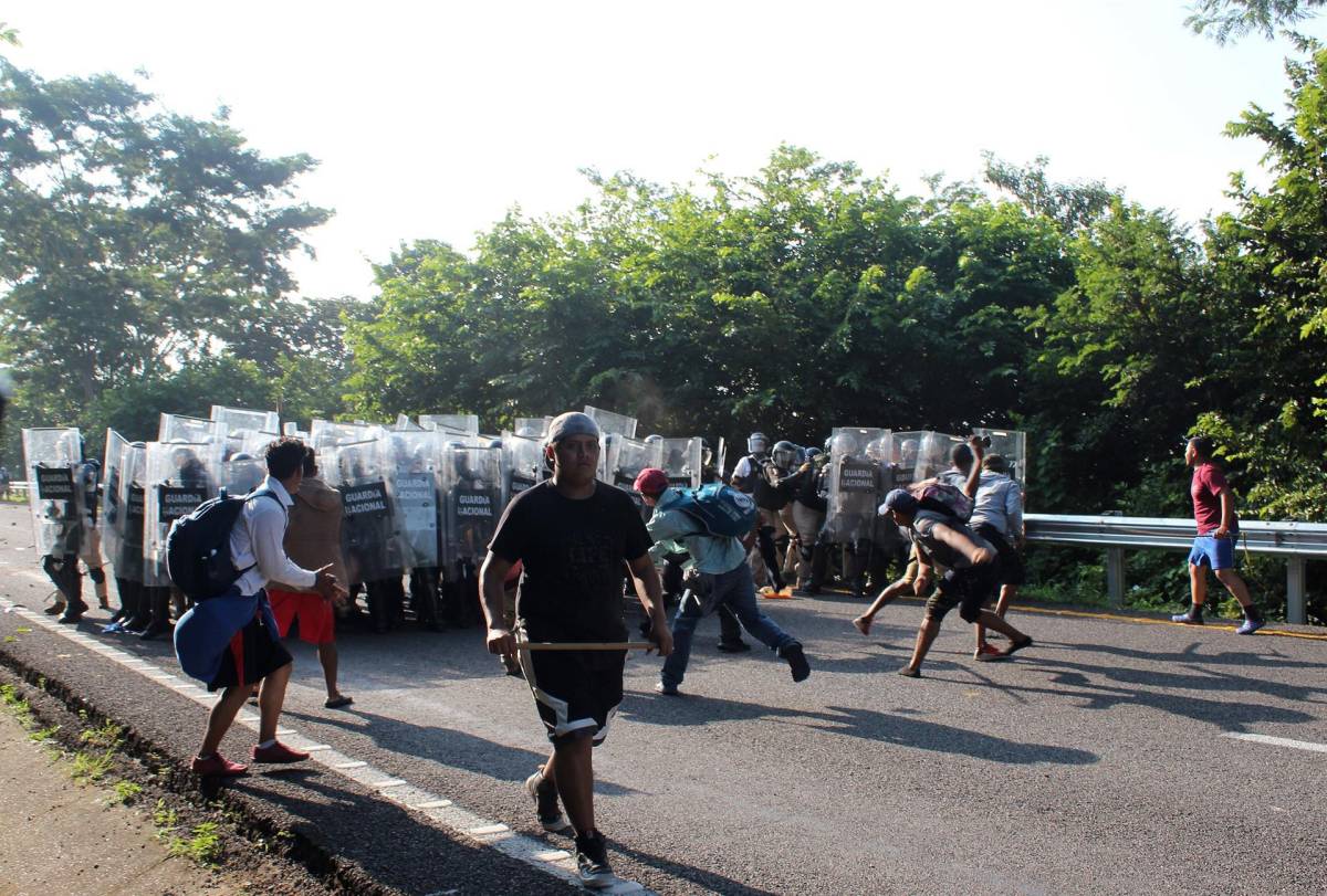 Violentos enfrentamientos entre caravana migrante y la Guardia Nacional de México