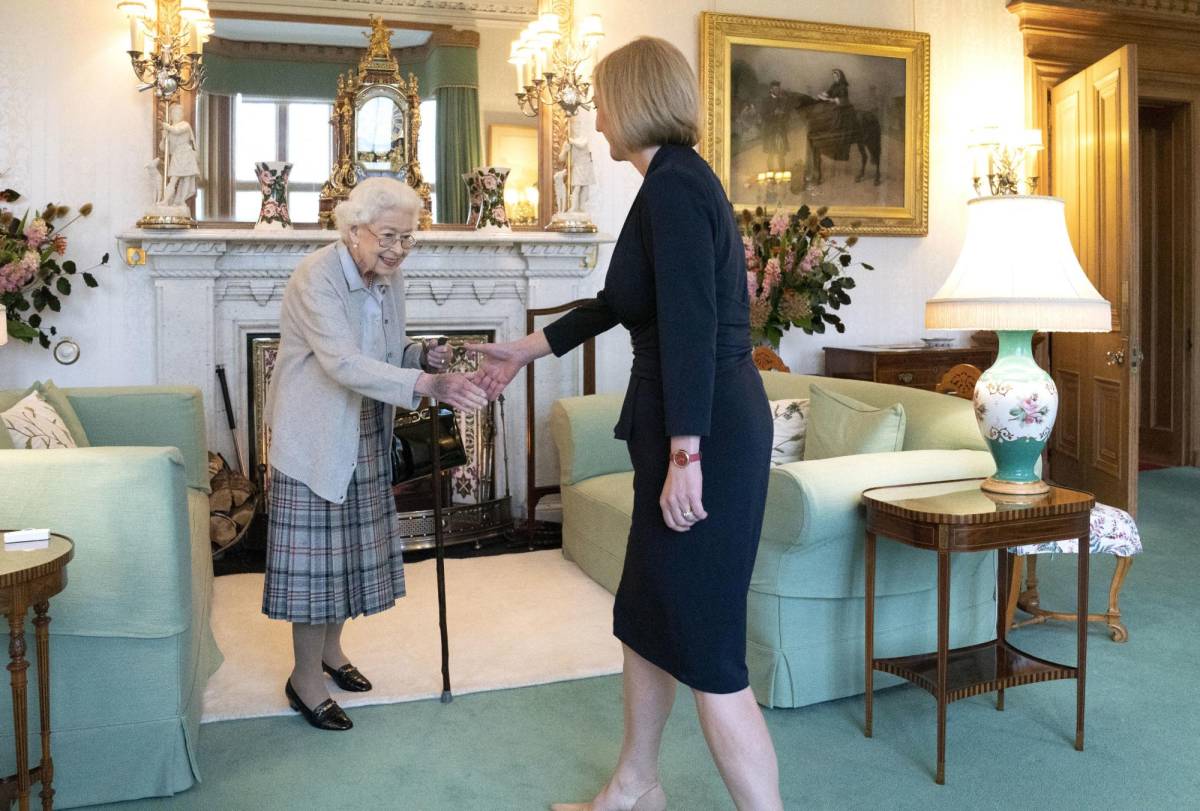 El Reino Unido está “profundamente preocupado” por la salud de la reina, afirma Truss