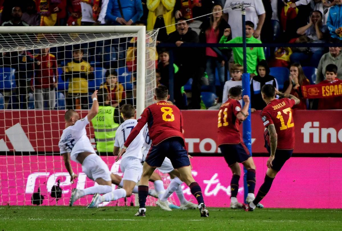 El zurdazo de Joselu para marcar su segundo gol del partido ante Noruega.