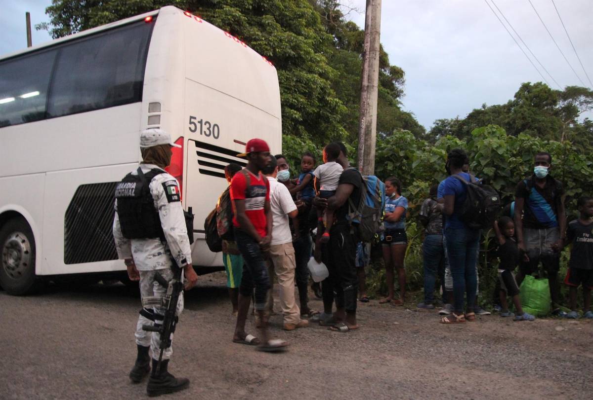 Hallan a 86 migrantes centroamericanos en un camión en México