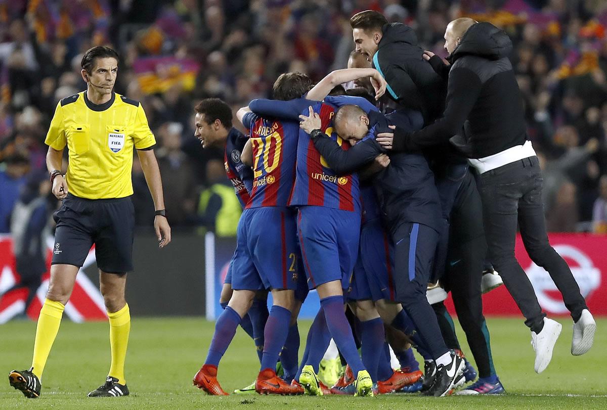 Los jugadores del Barcelona, junto al árbitro alemán Deniz Aytekin, celebran el pase a los cuartos de final de la Champions League tras ganar por 6-1 al París Saint-Germain.