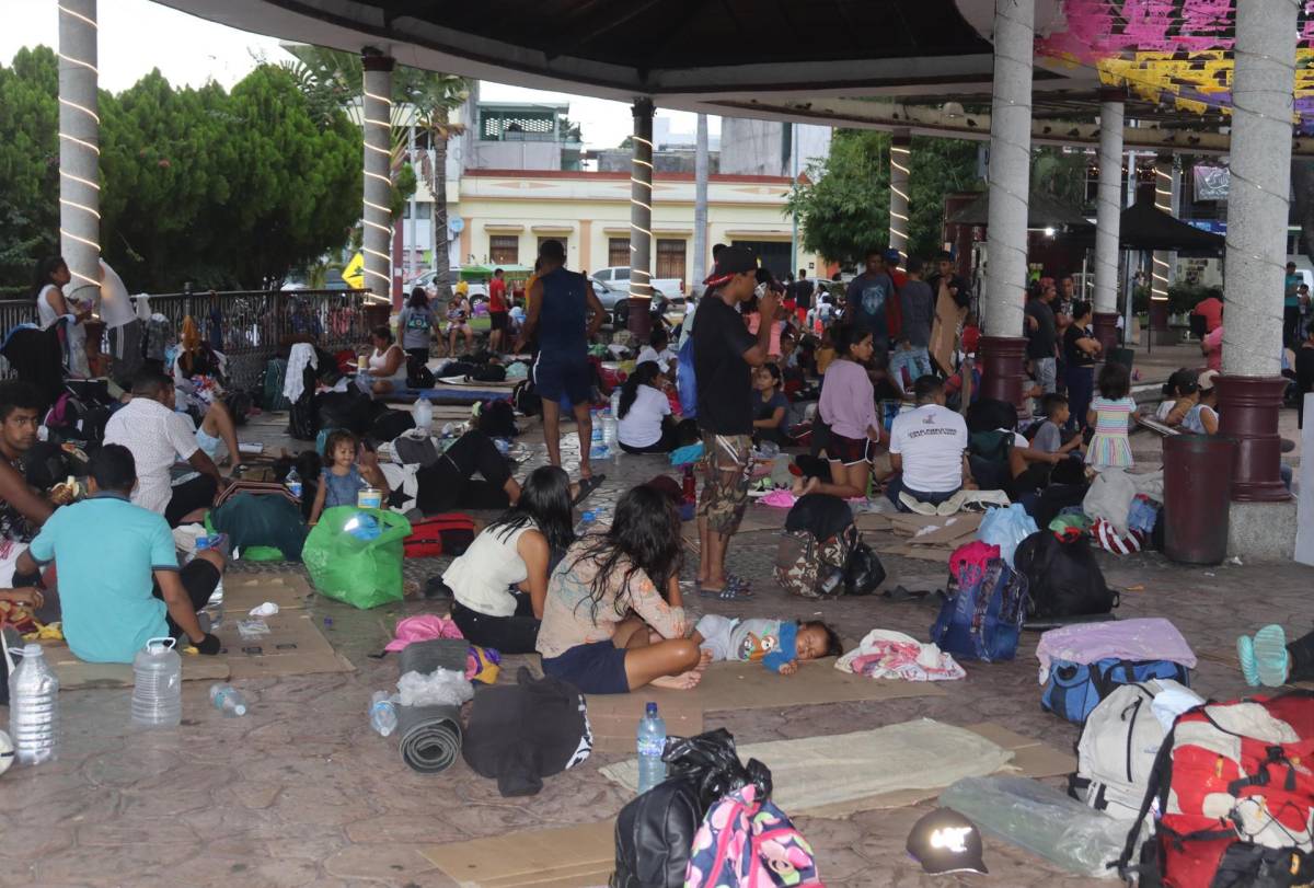 Comerciante hondureña sale en caravana de migrantes con 4 hijos