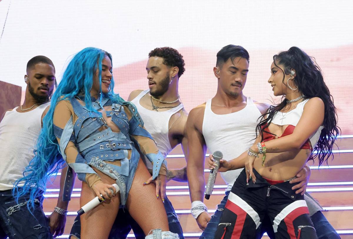 Becky G fue la invitada sorpresa al show de Karol G, cantaron juntas su éxito “Mamiii”.