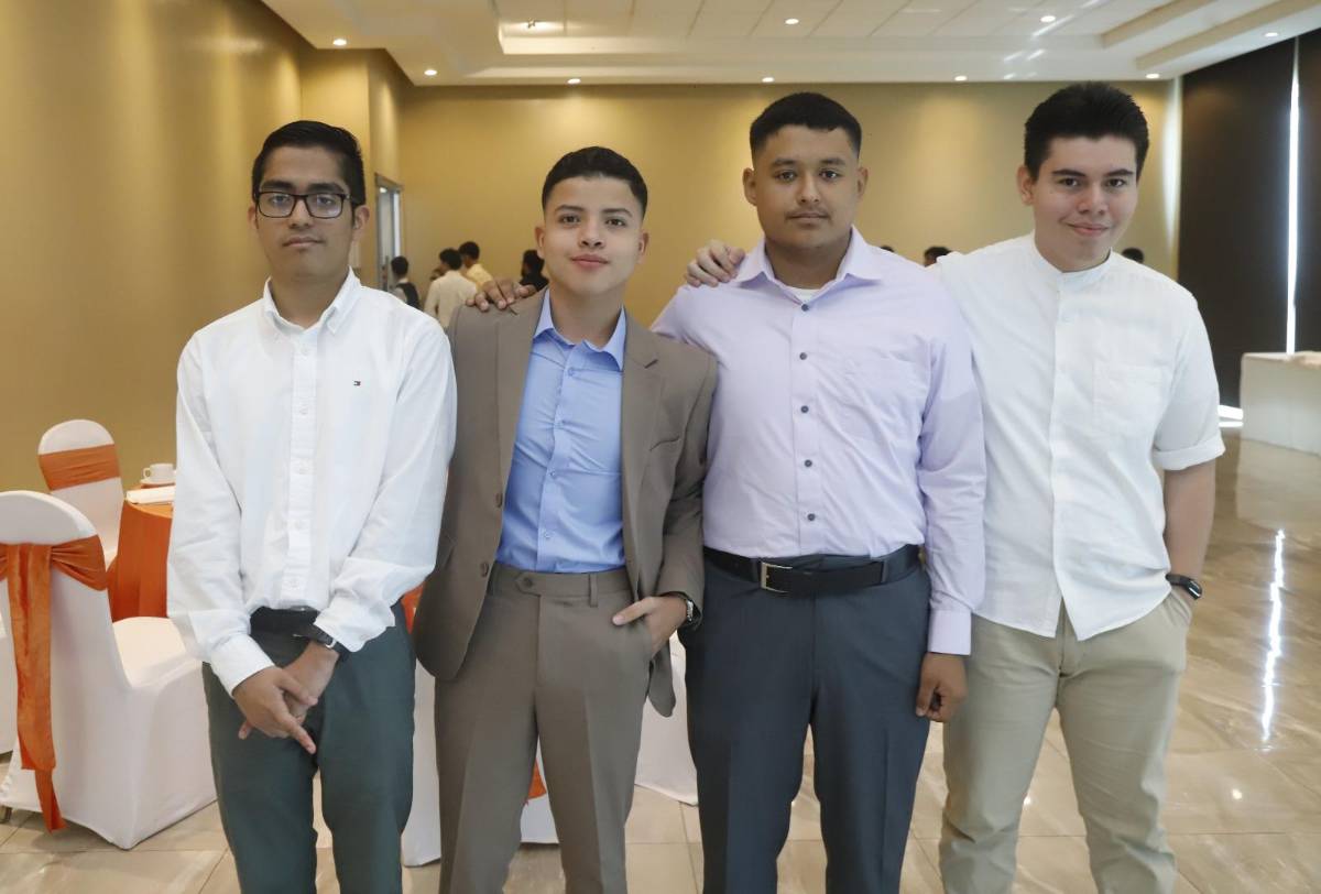 Seniors 2025 de la Escuela Bilingüe Del Valle compartieron desayuno