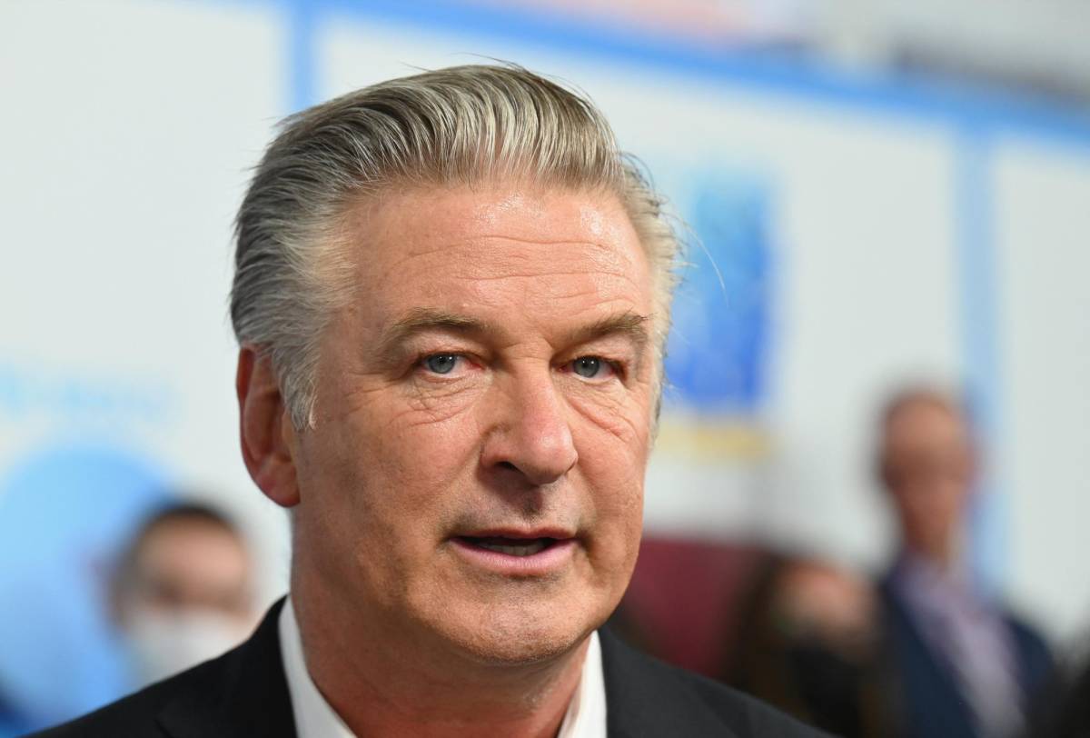 Llaman a prohibir armas de fuego en sets de cine tras tiroteo de Alec Baldwin