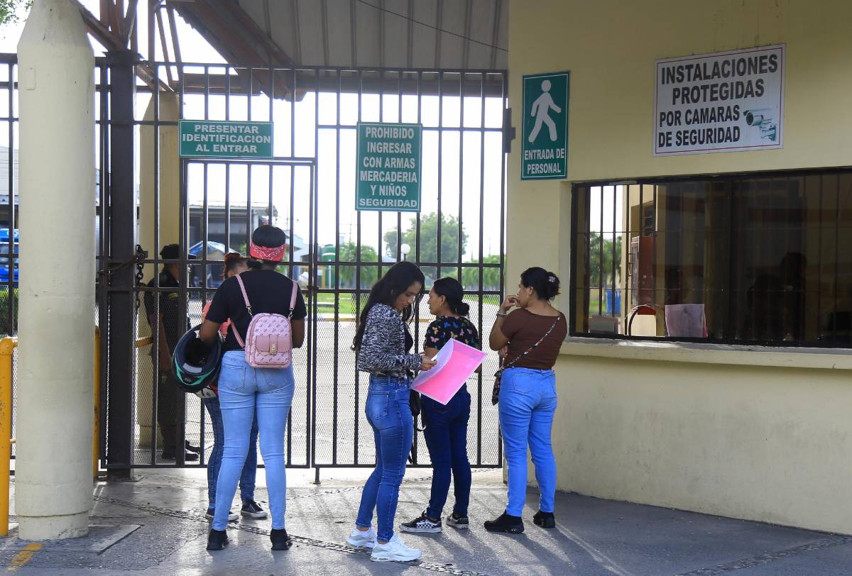 Pocas personas están llegando a dejar su hoja de vida afuera de las maquilas.