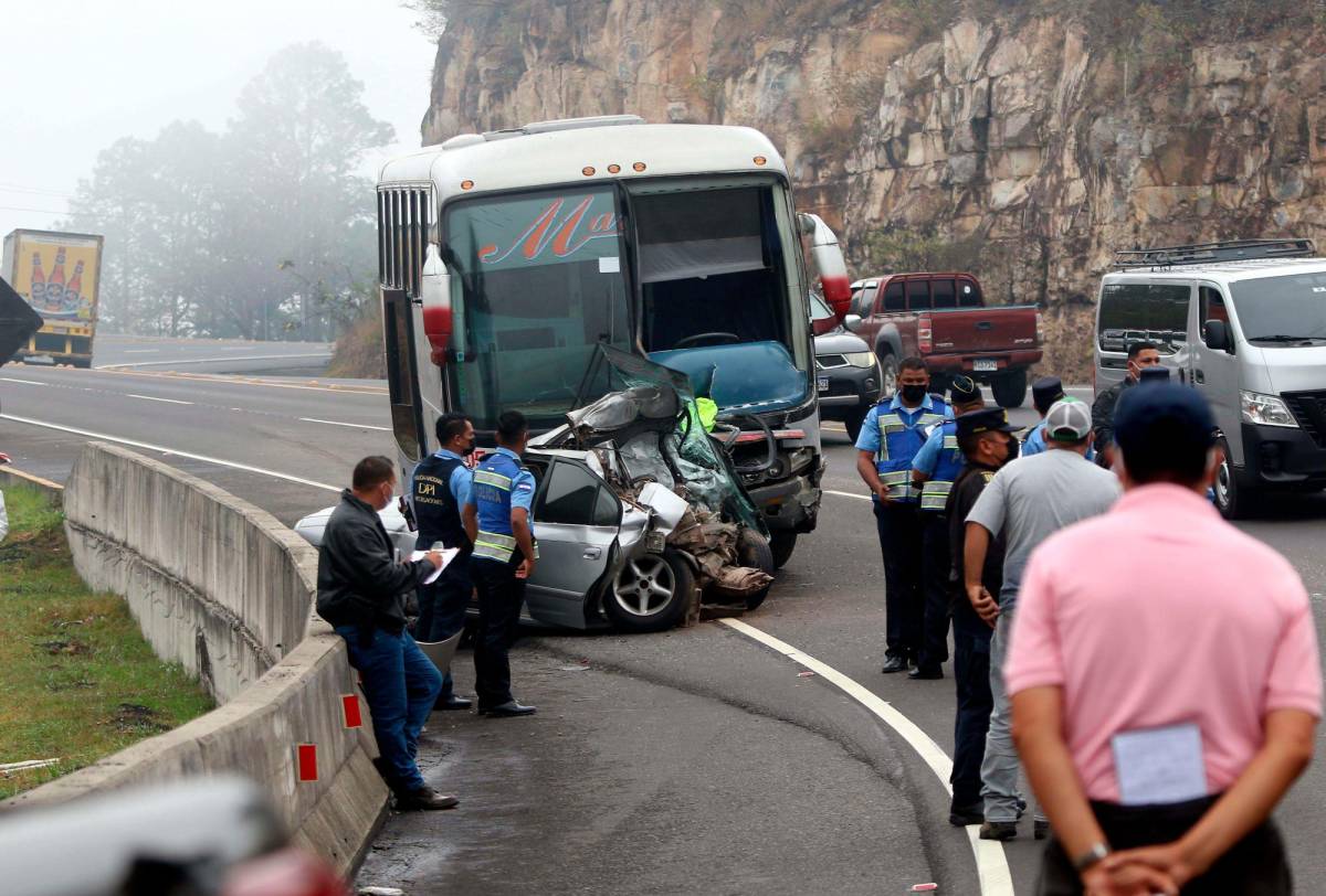 Mujer embarazada muere al chocar con bus en la CA-5