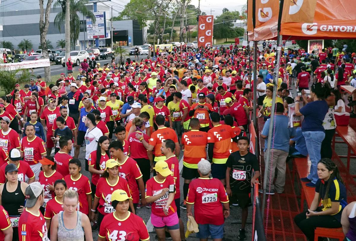 Emoción. Niños, adultos, jóvenes y todos los amantes del atletismo se unen en la Maratón.