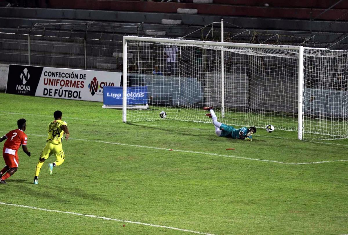 El portero del Vida, Amílcar Bengoché, deteniendo el penal de Franco Güity.