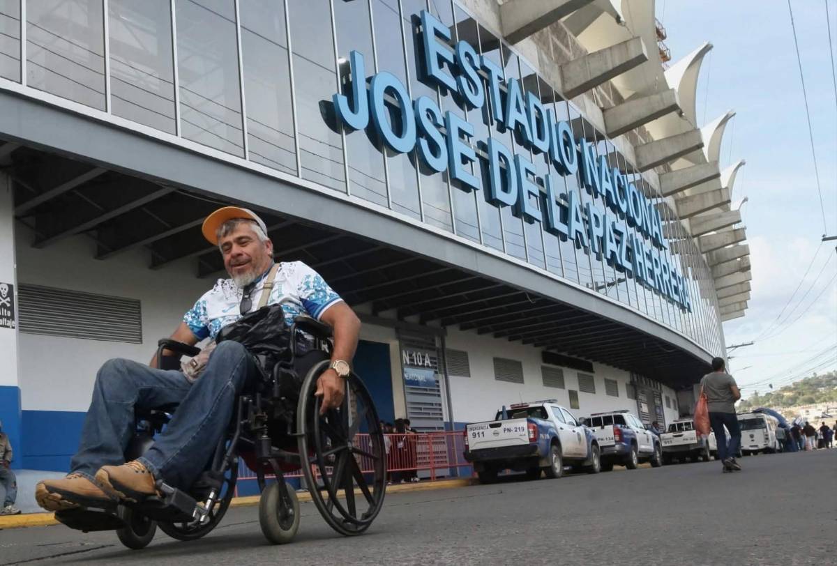 Honduras - Surinam: Mundialista aparece, lo que pasó tras beso y descubren a la chica de verde