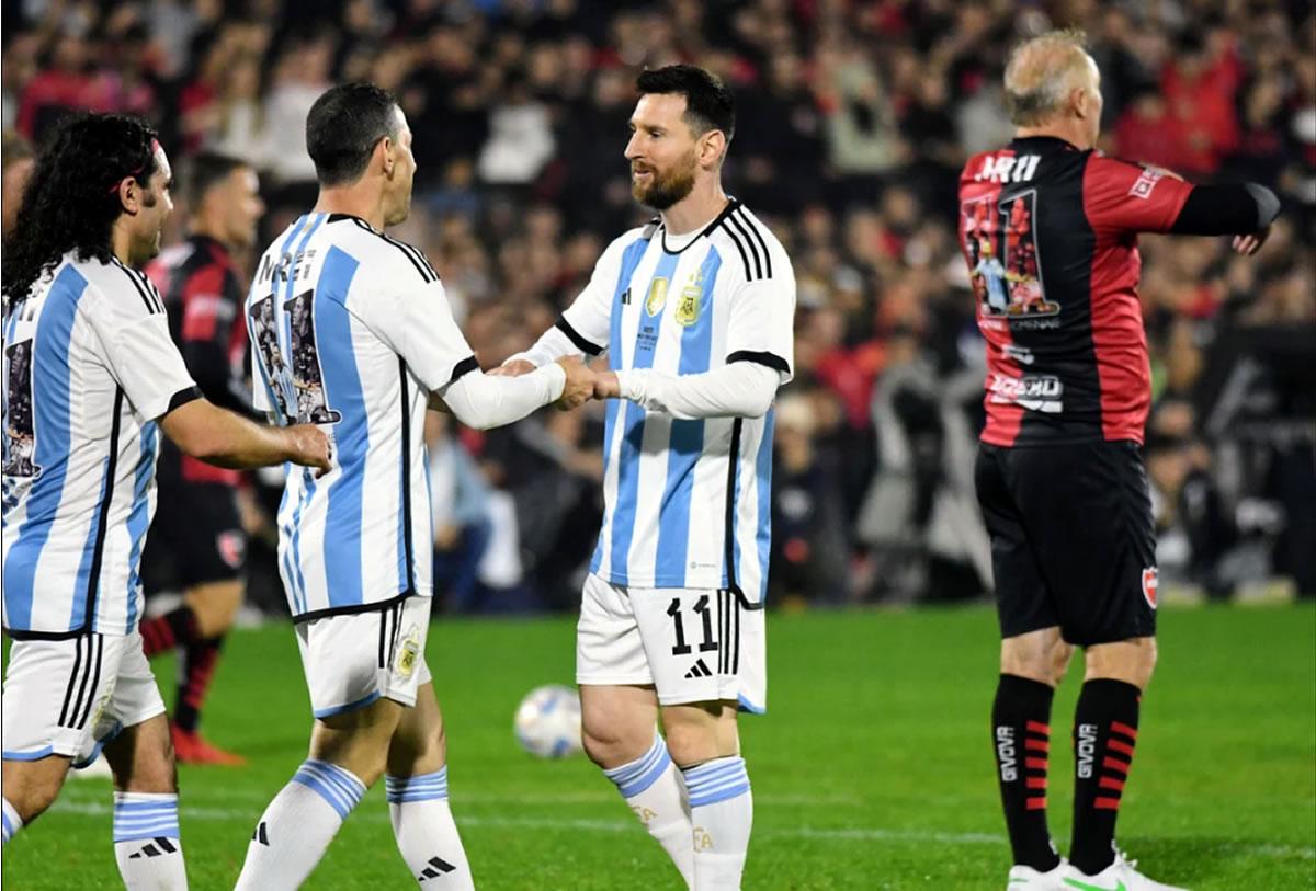Messi celebrando uno de los goles con Maxi Rodríguez.