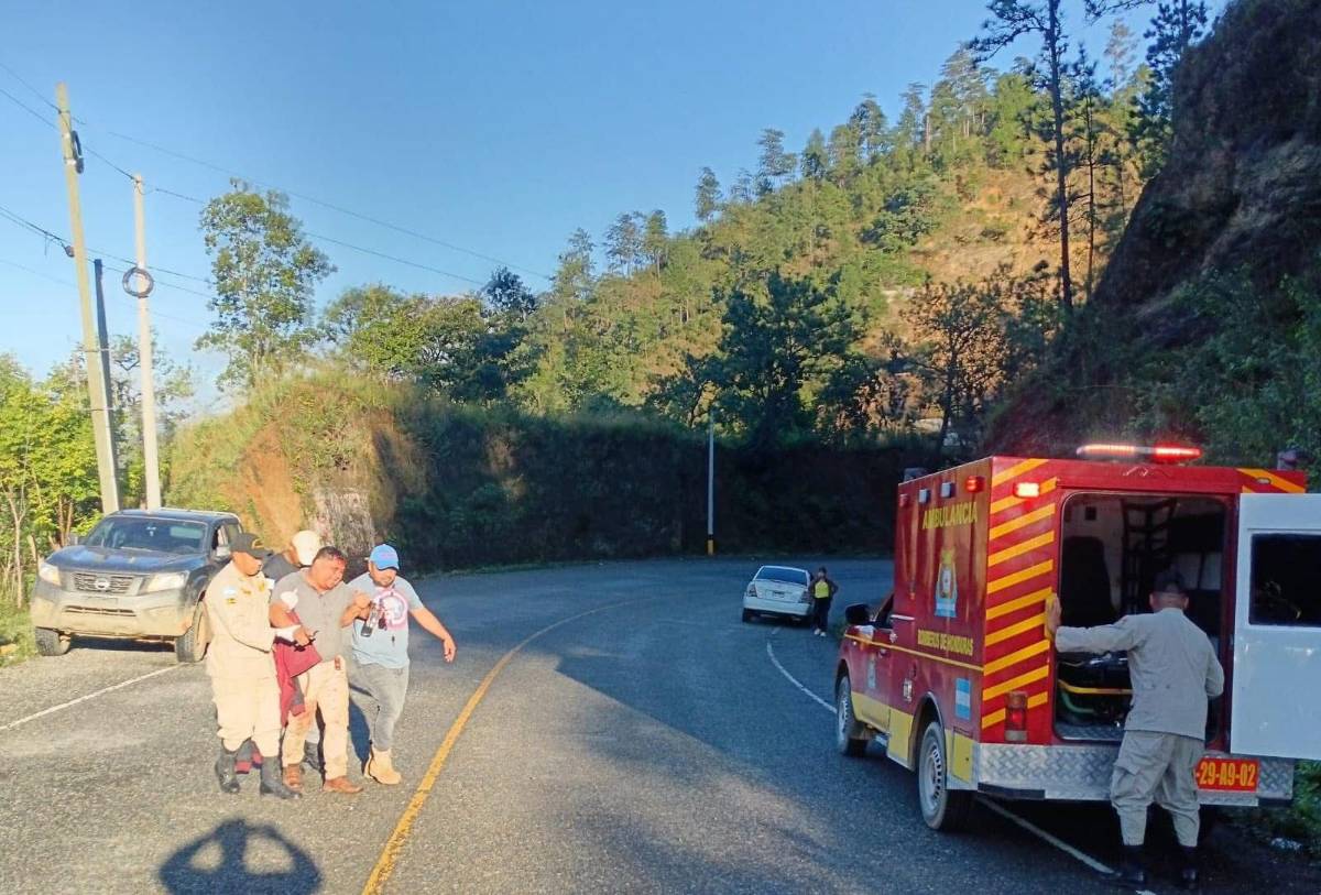 Bomberos rescataron con vida al motorista de la ambulancia accidentada.