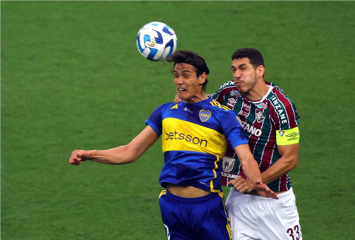 Edinson Cavani, delantero uruguayo de Boca Juniors, saltando por el balón con el defensa y capitán brasileño Nino del Fluminense.