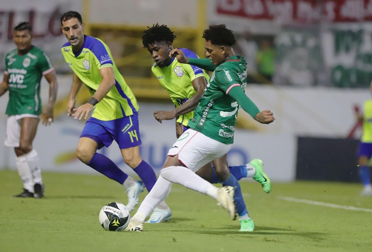 Cristian Sacaza se perdió el tercer gol del Marathón.