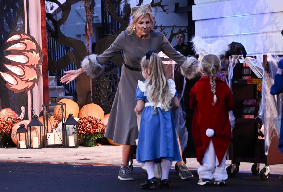 Una Jill Biden disfrazada de gata da libros a los niños por Halloween en la Casa Blanca