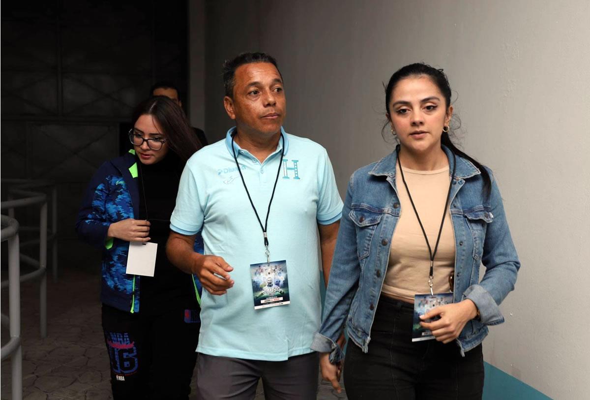 Dani Turcios llegó acompañado por su novia.