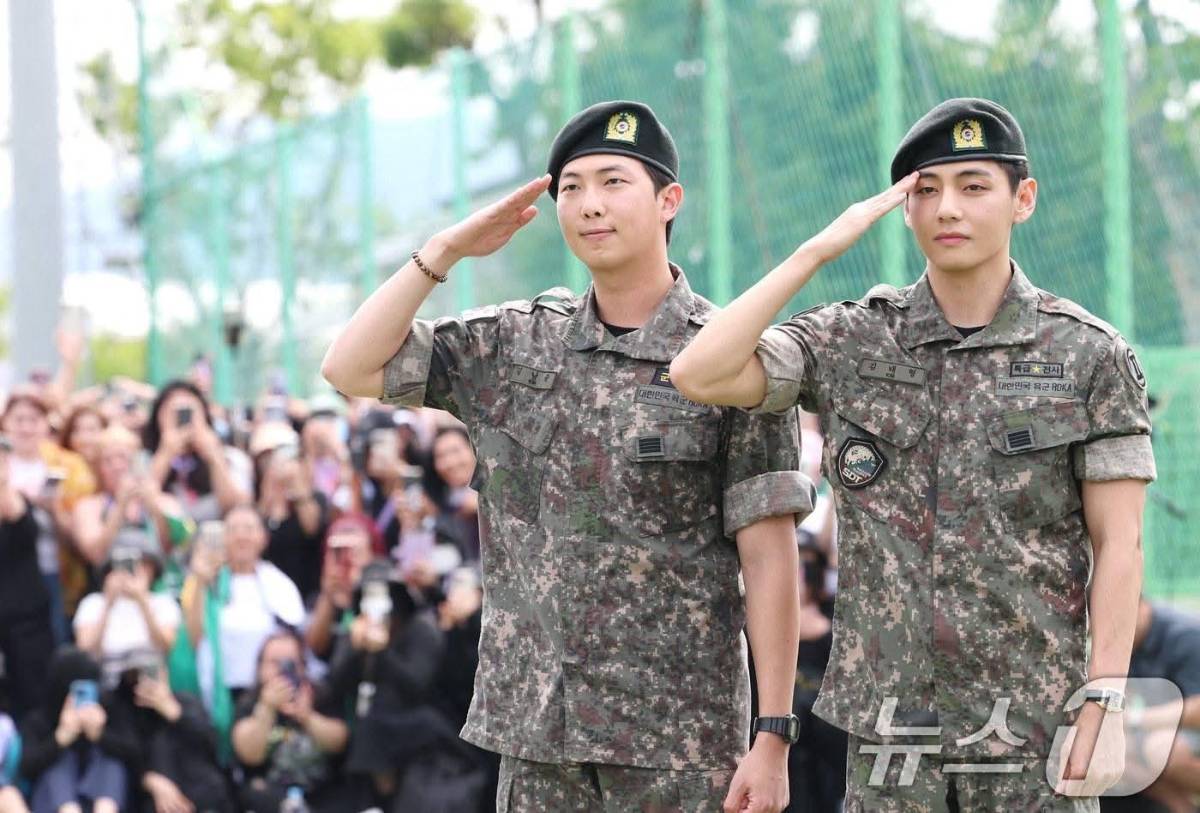 RM y V de BTS concluyen el servicio militar y alistan regreso