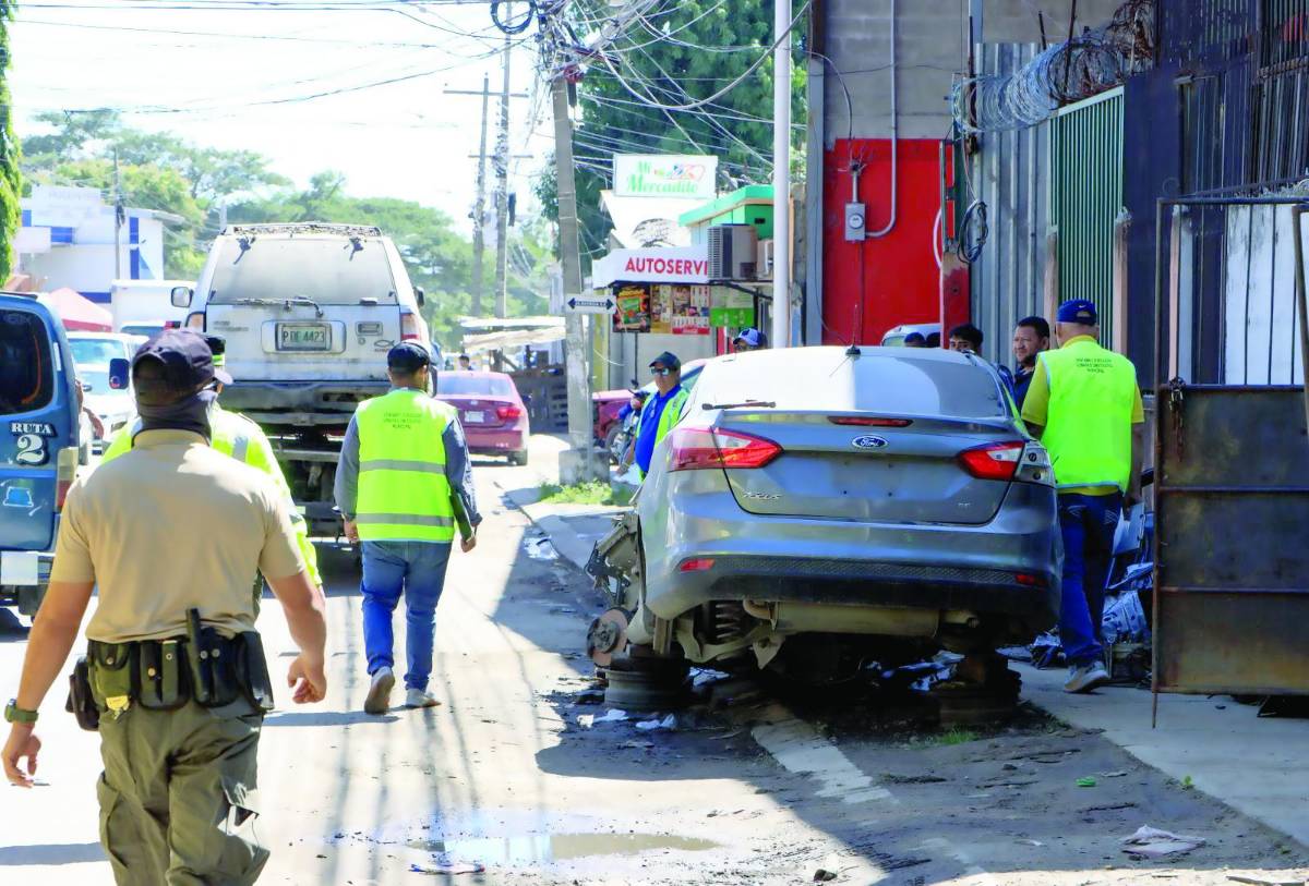 Decomisan carros abandonados y mal parqueados en vía pública