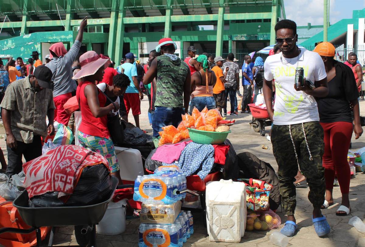 Cientos de migrantes permanecen apostados en las afueras de las instalaciones del INM en Tapachula a la espera de ser enviados a albergues.