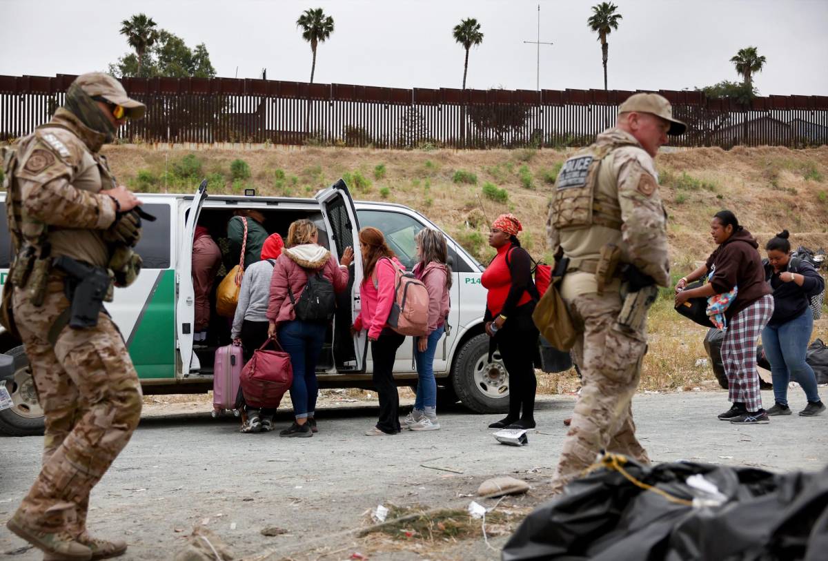 Ingresos de migrantes desde México caen a la mitad tras cambio de norma, según EEUU