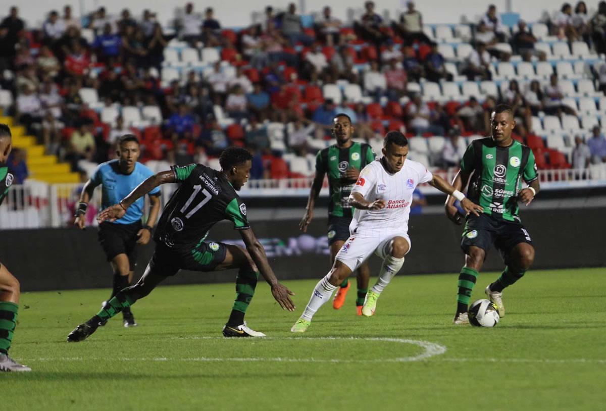 Edwin Rodríguez fue uno de los que más se movió en el Olimpia contra el Juticalpa FC.
