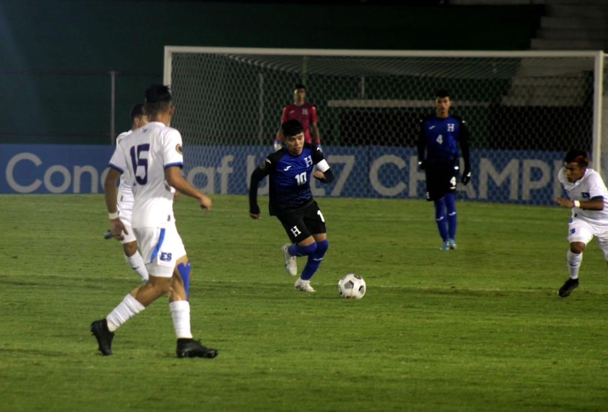 El capitán de Honduras, Roberto Osorto, conduciendo el balón en un lance del partido.