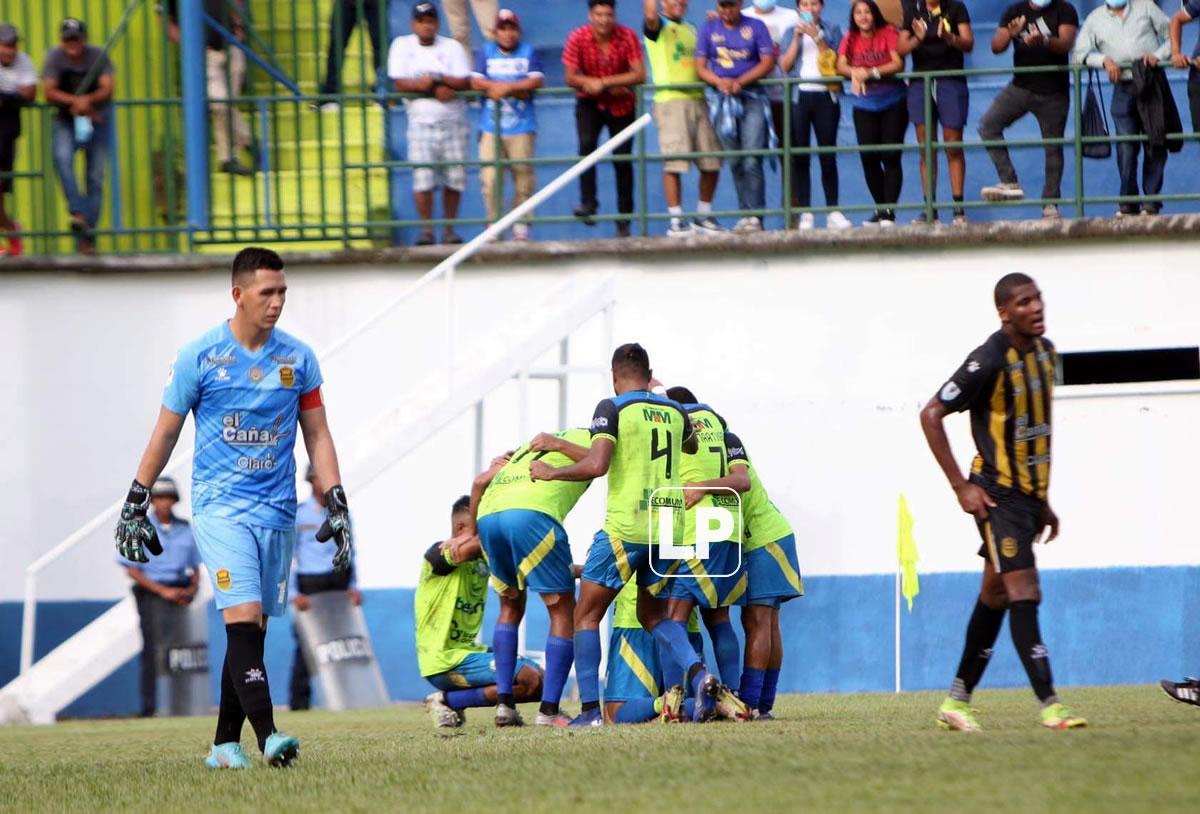 Jugadores del Olancho FC se abrazan celebrando el gol del argentino Agustín Auzmendi.