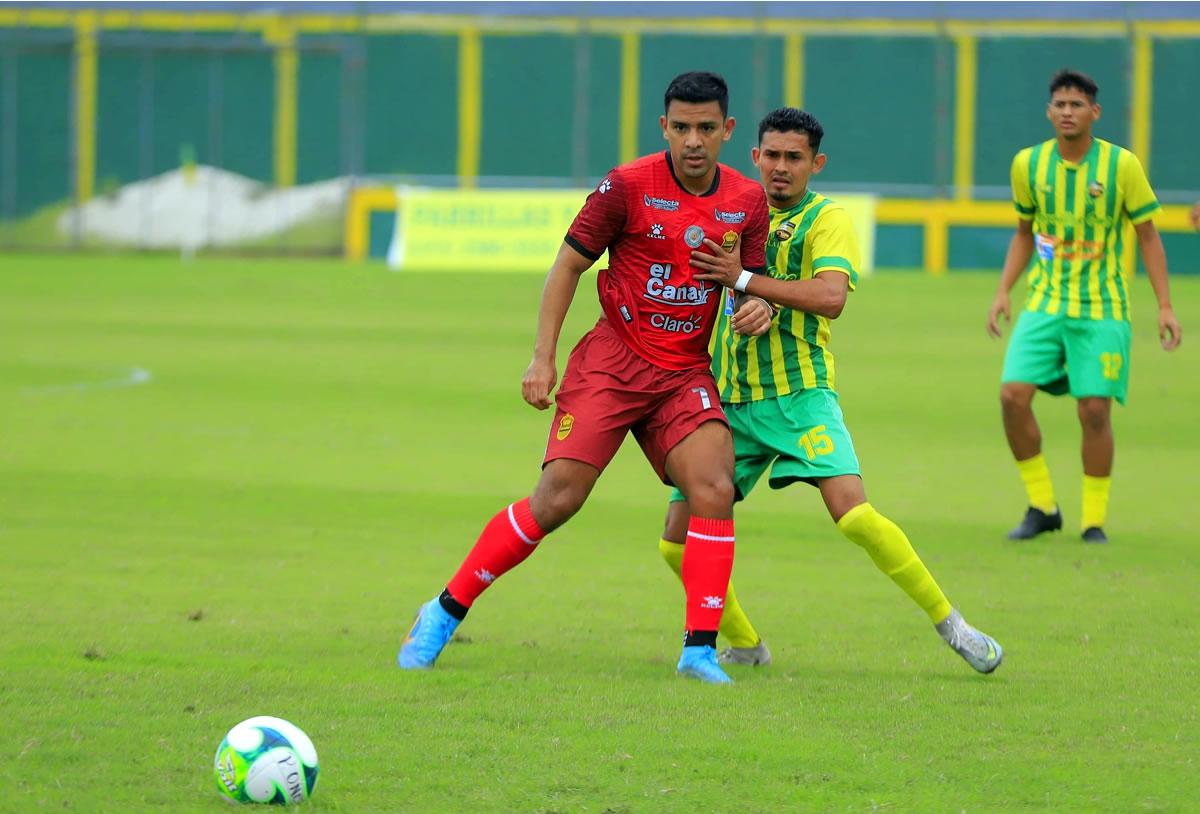 José Alejandro Reyes se dispone a recibir el balón en un lance del partido amistoso.