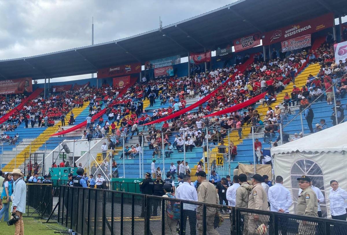Los colectivos de Libre se aglutinaron en la zona de sombra sur del estadio Nacional “Chelato Uclés”.