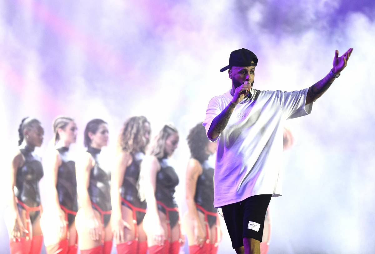 Nicky Jam rindió homenaje a sus colegas colombianos J Balvin y Karol G al cantar varios de sus éxitos en colaboración.