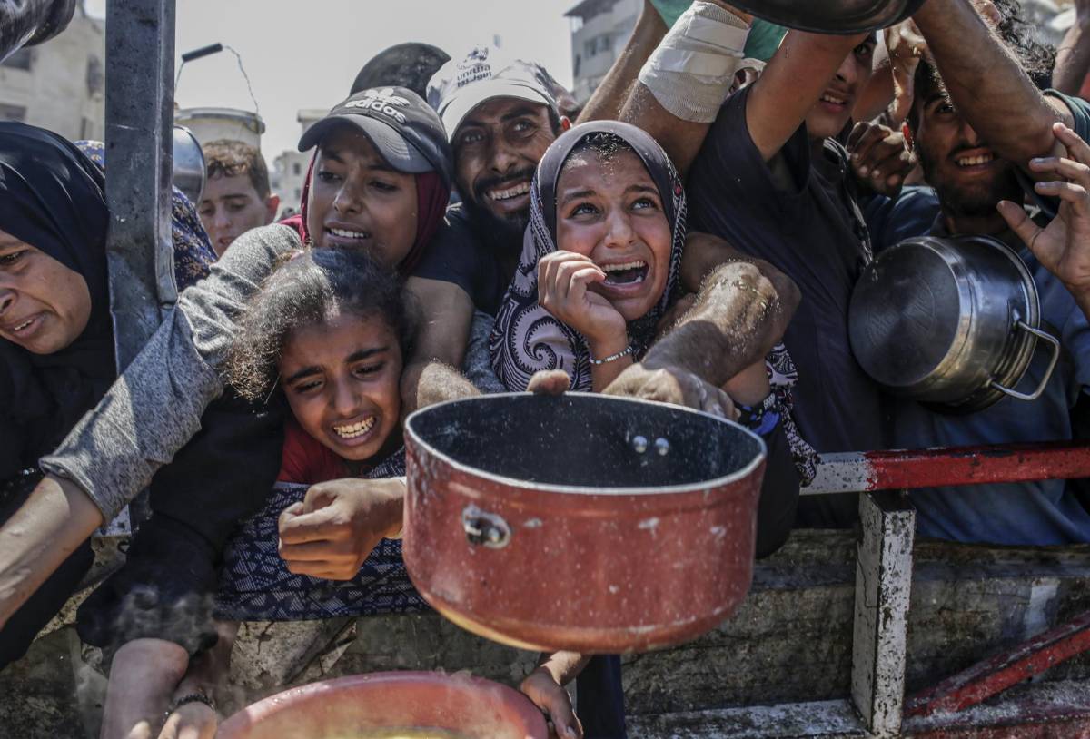 Comienzan lanzamientos aéreos de ayuda alimentaria en Gaza ante la hambruna
