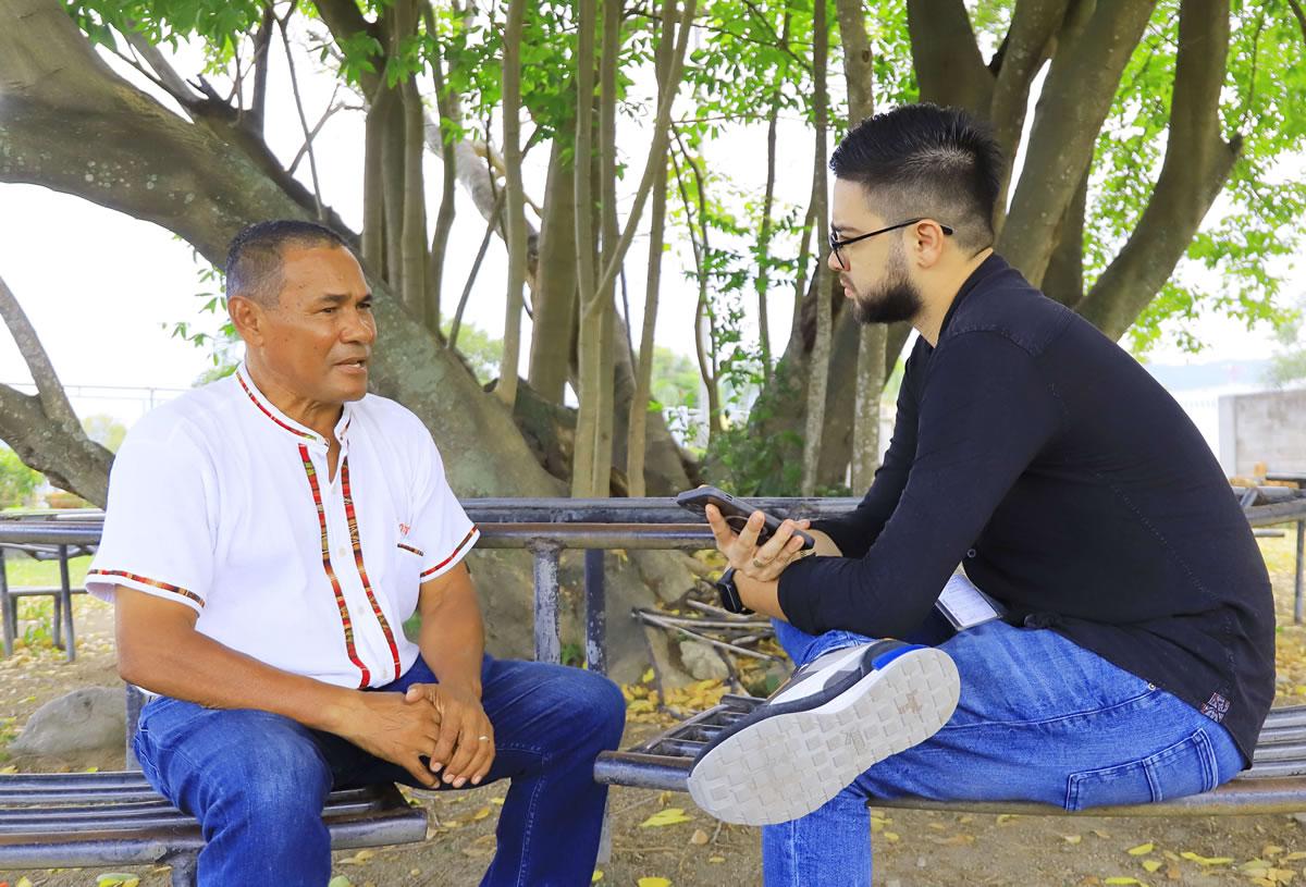 José Valladares en la charla con el periodista Mario Jafeth Moreno de Grupo OPSA.