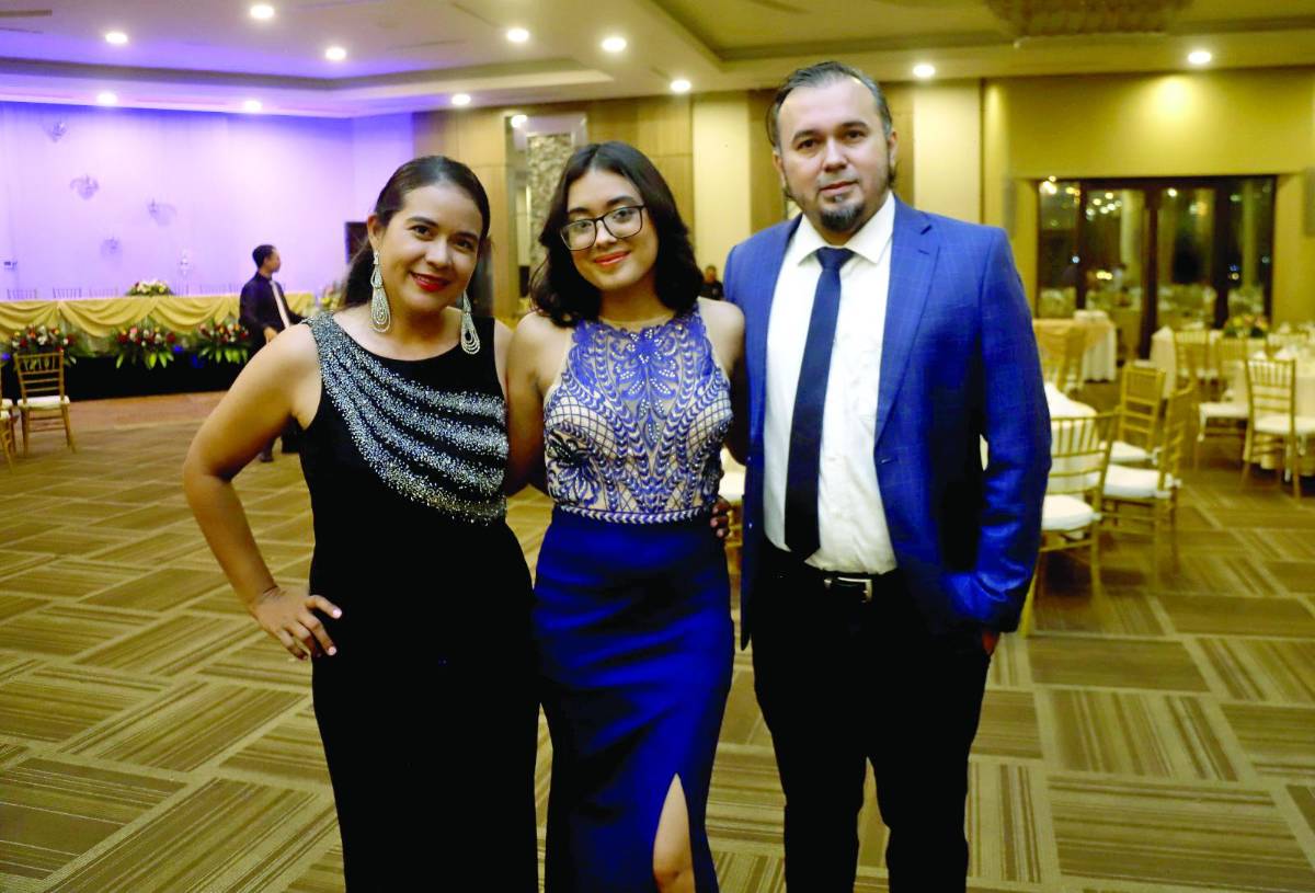 Carolina Guzmán, Marcela Sabillón y Víctor Sabillón