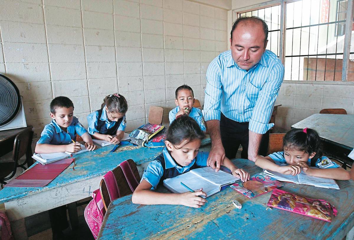 Maestros piden reajuste salarial de más de L3,000