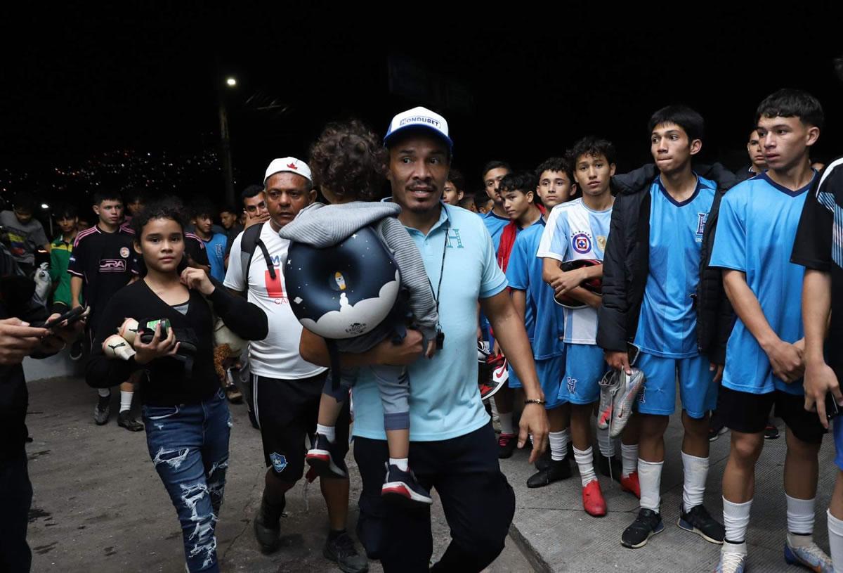 ‘Rambo‘ de León llegó acompañado por sus hijos.