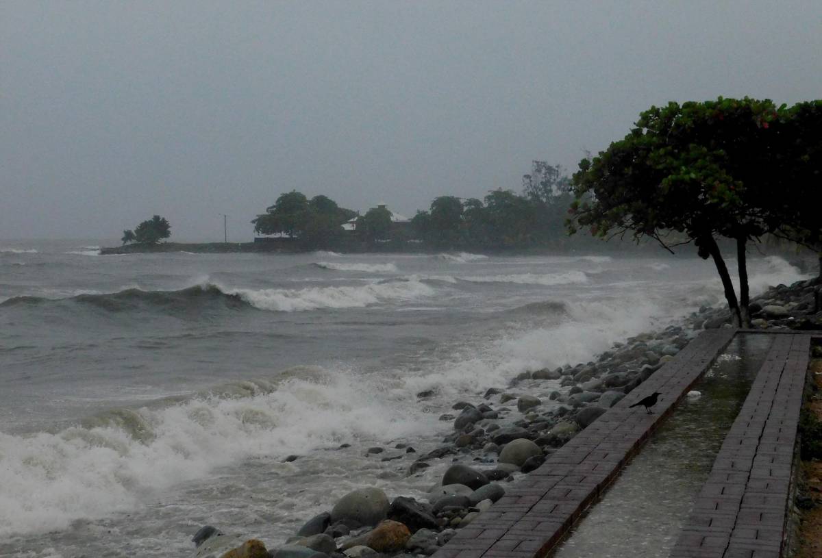 Alerta amarilla, lluvias y calles anegadas en el litoral Atlántico