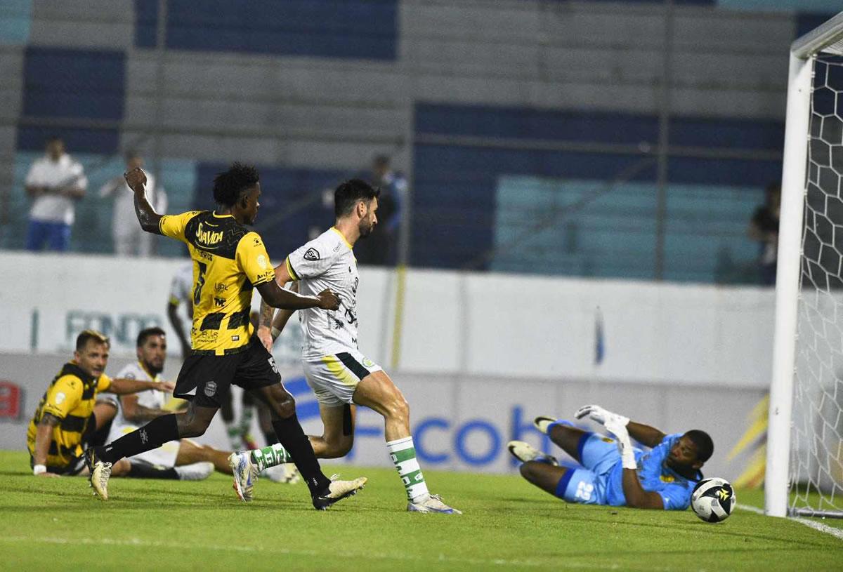 El gol de Raúl Benítez al vencer a Luis López para la victoria del Juticalpa en el Morazán.