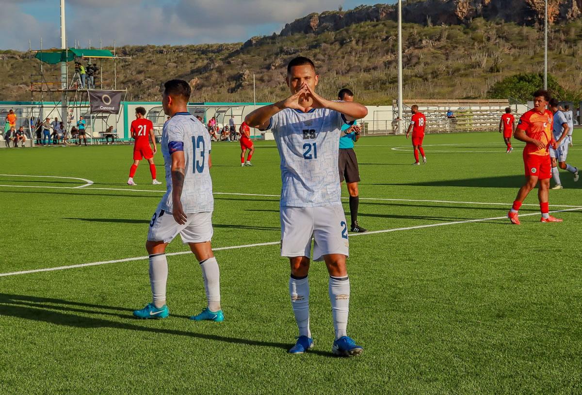 Emerson Mauricio festeja su gol en la paliza del El Salvador contra Montserrat.