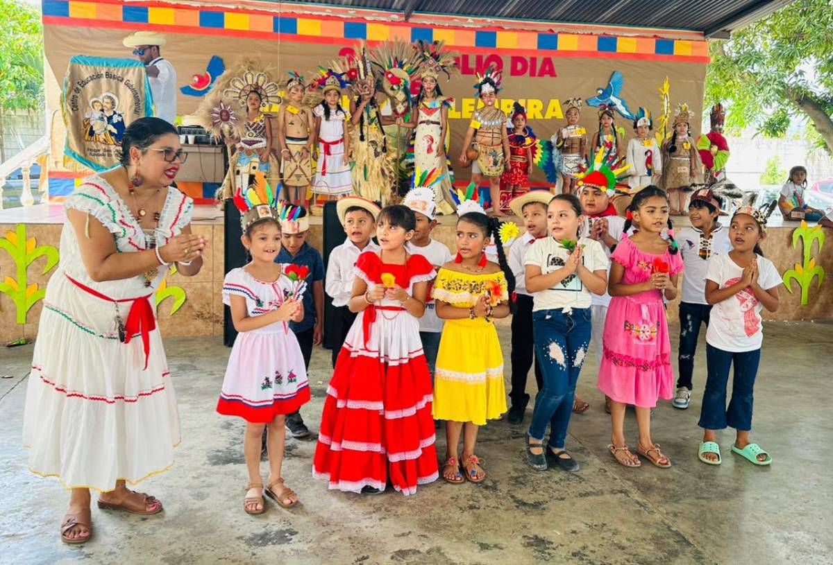 Niños hondureños honran al Cacique Lempira con espectaculares trajes típicos