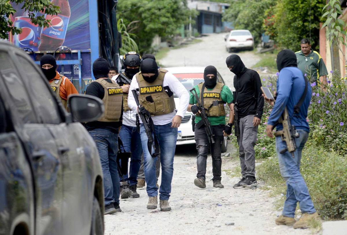 Enfrentamiento deja un policía herido y tres detenidos