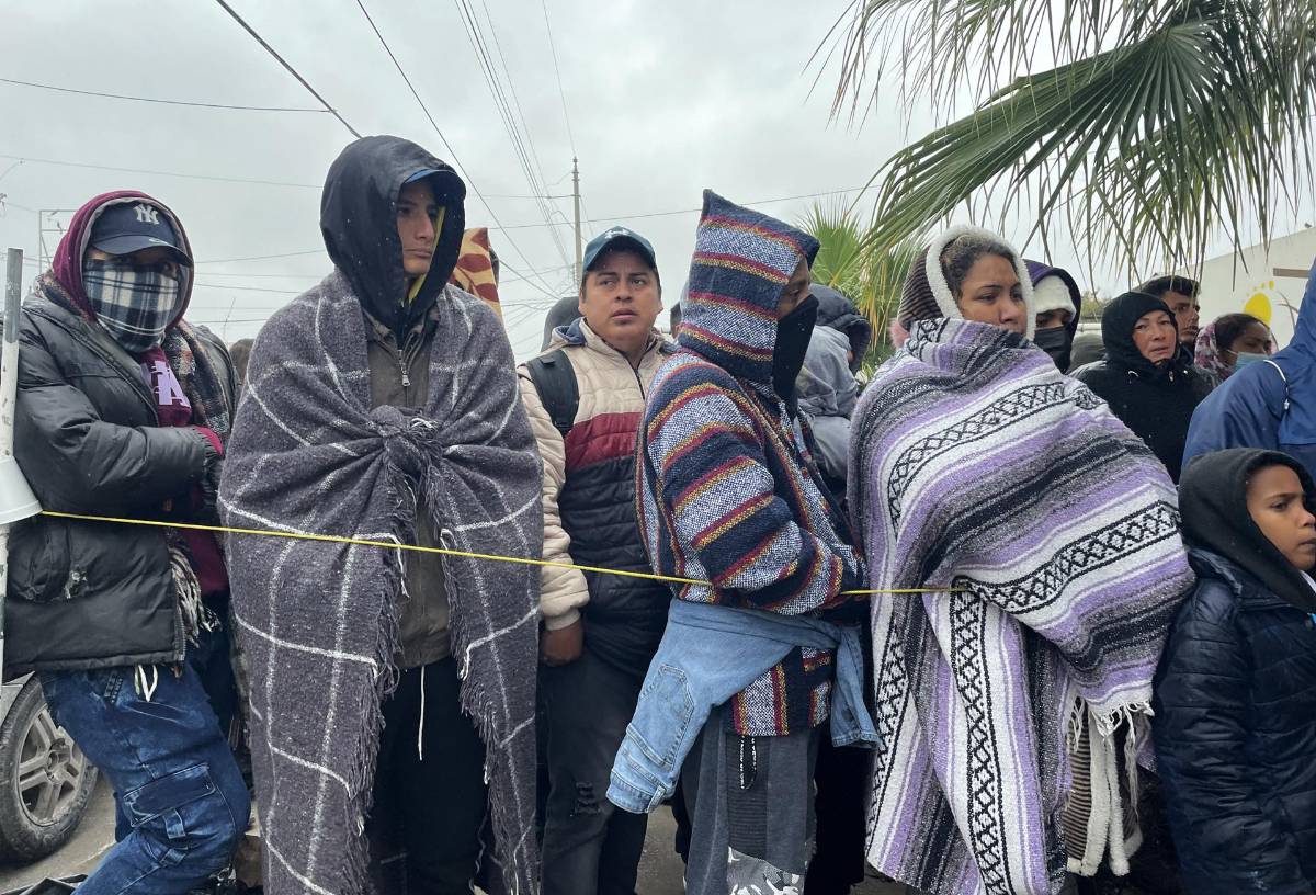 Mexicanos acogen a migrantes en la frontera norte ante frío y refugios llenos