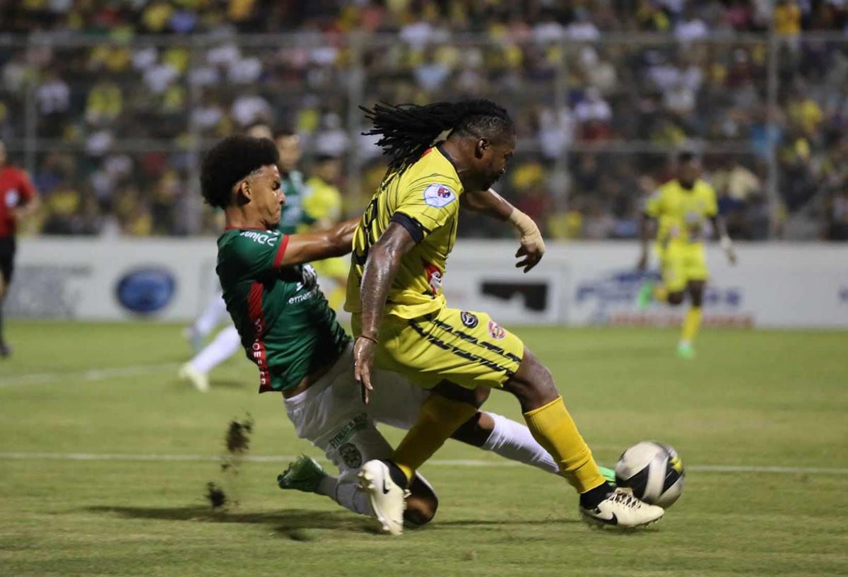 Javier Arriaga marcando a Yeer Gutiérrez en un lance del partido.