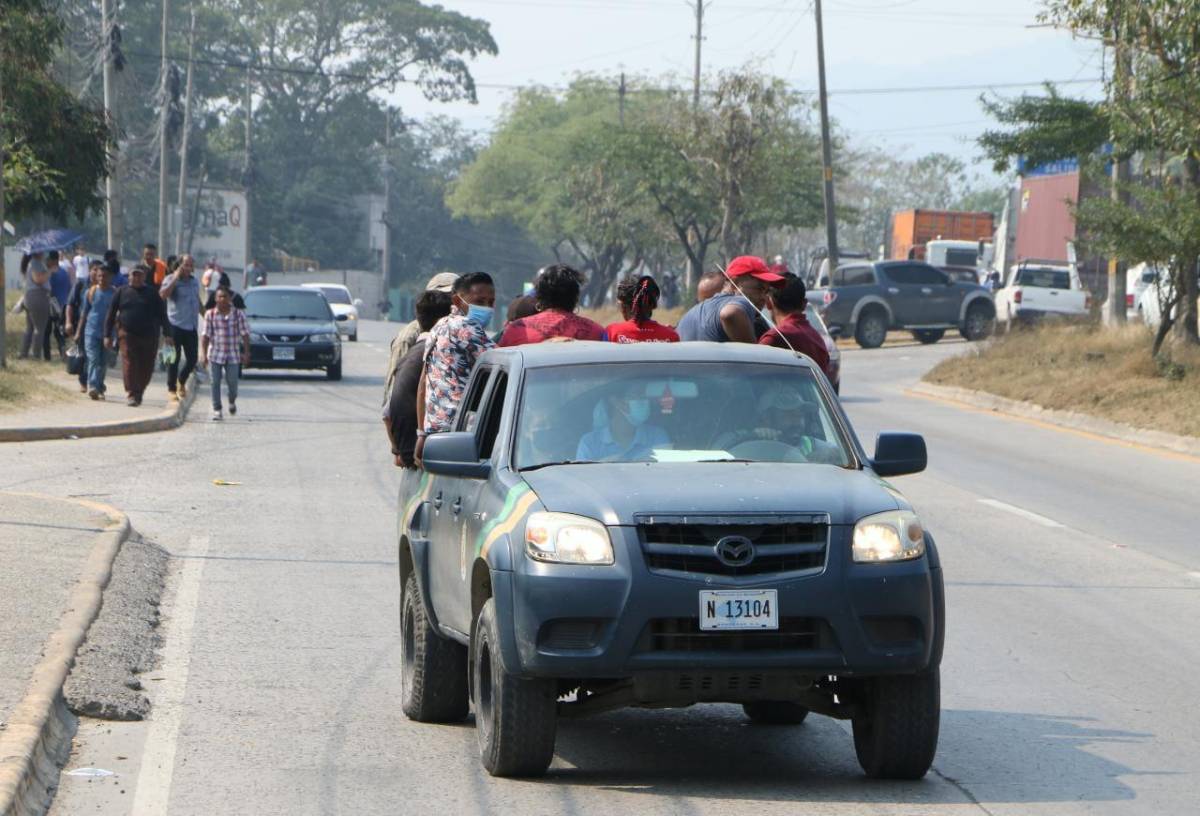 La Alcaldía de San Pedro Sula puso a disposición sus vehículos para halar a ciudadanos varados por el paro de transporte.