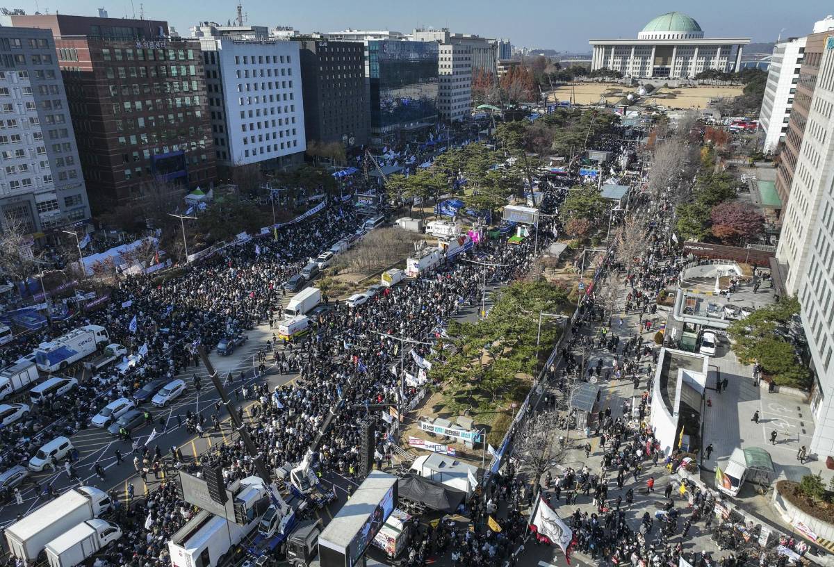 Miles de manifestantes celebran la destitución del presidente Yoon Suk Yeol fuera de la Asamblea Nacional en Seúl, Corea del Sur, el 14 de diciembre de 2024.